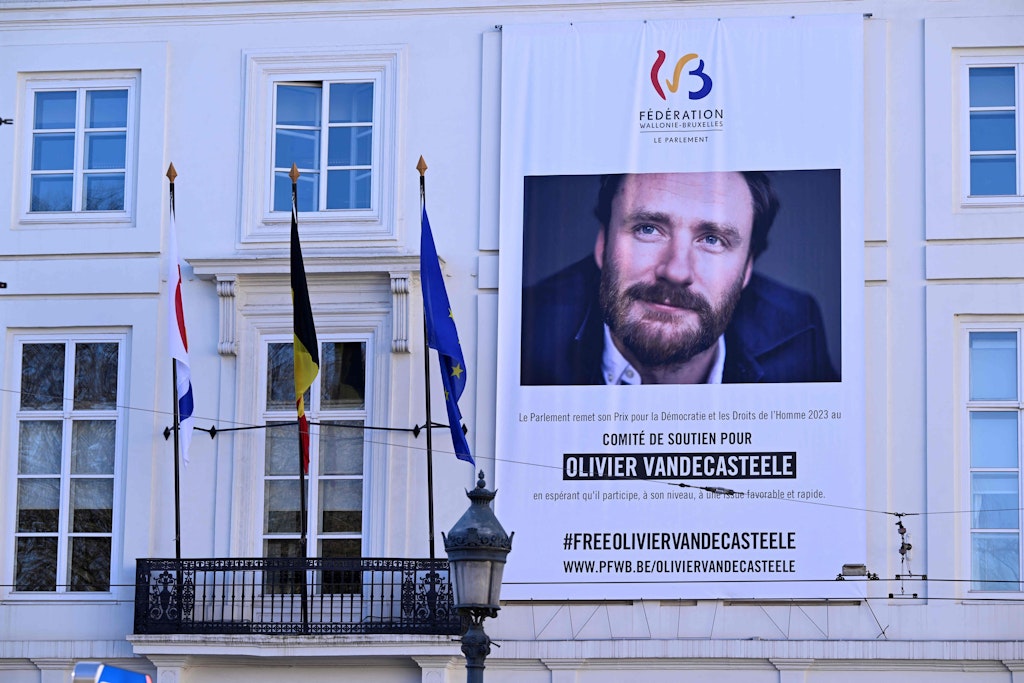 An einem Parlamentsgebäude in Brüssel hing dieses Riesenplakat mit dem Porträt Olivier Vandecasteeles und der Forderung nach seiner Freilassung.