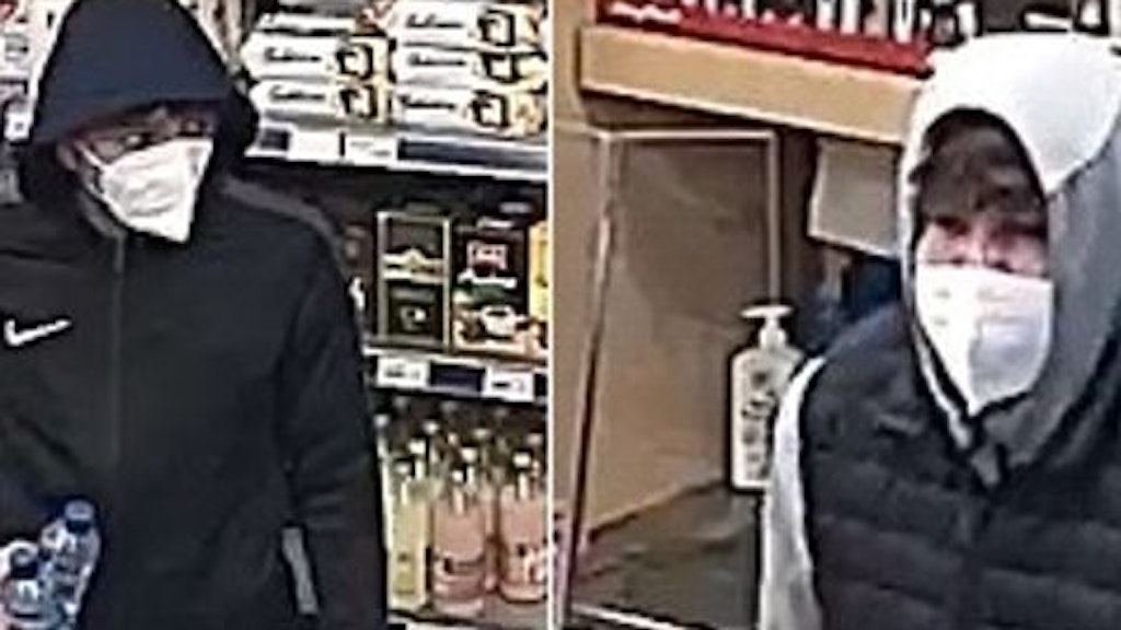 Die Polizei bittet um Mithilfe bei der Suche nach diesen Tankstellenräubern.