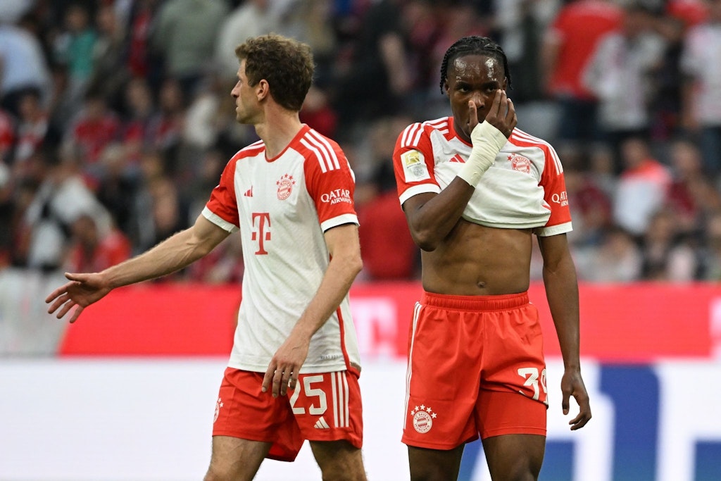 Blankes Entsetzen beim FC Bayern: Nach der 1:3-Pleite gegen RB Leipzig blickt man bei Mathys Tel (r.) und Thomas Müller in enttäuschte Gesichter.
