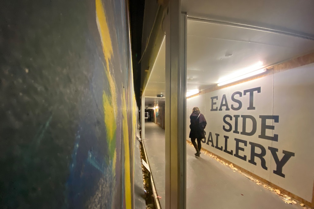 Die Angst läuft mit: Eine Frau geht an der East Side Gallery vorbei. (Symbolbild)