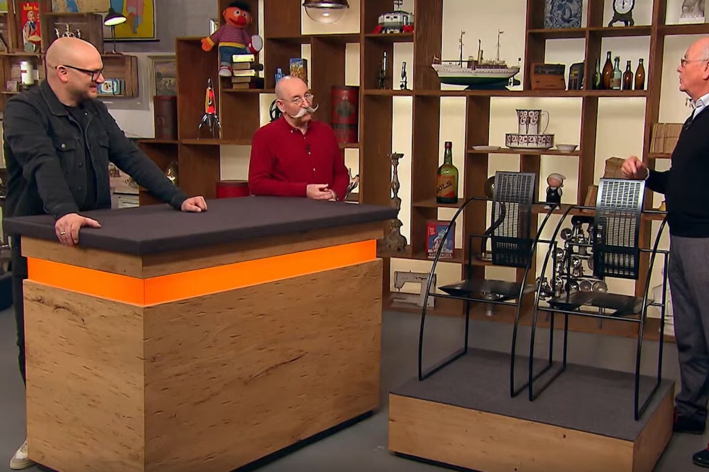 Zwei Design-Stühle möchte Ulrich (re.) gern verkaufen. „Bares für Rares“-Moderator Horst Lichter und Experte Sven Deutschmanek (li.) wirken skeptisch.