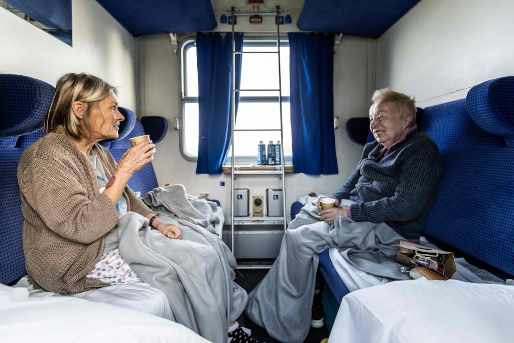 Im Liegeabteil des European Sleeper nach Brüssel haben es sich zwei Damen gemütlich gemacht. 
