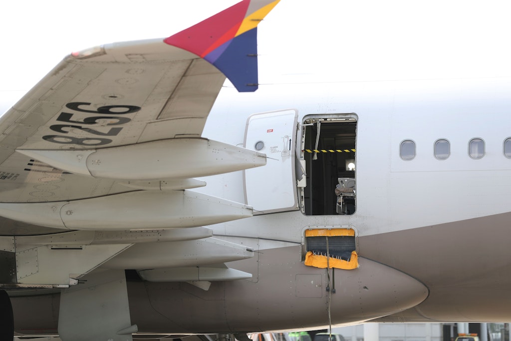 Die in der Luft geöffnete Flugzeugtür nach der Landung des Jets in Daegu.