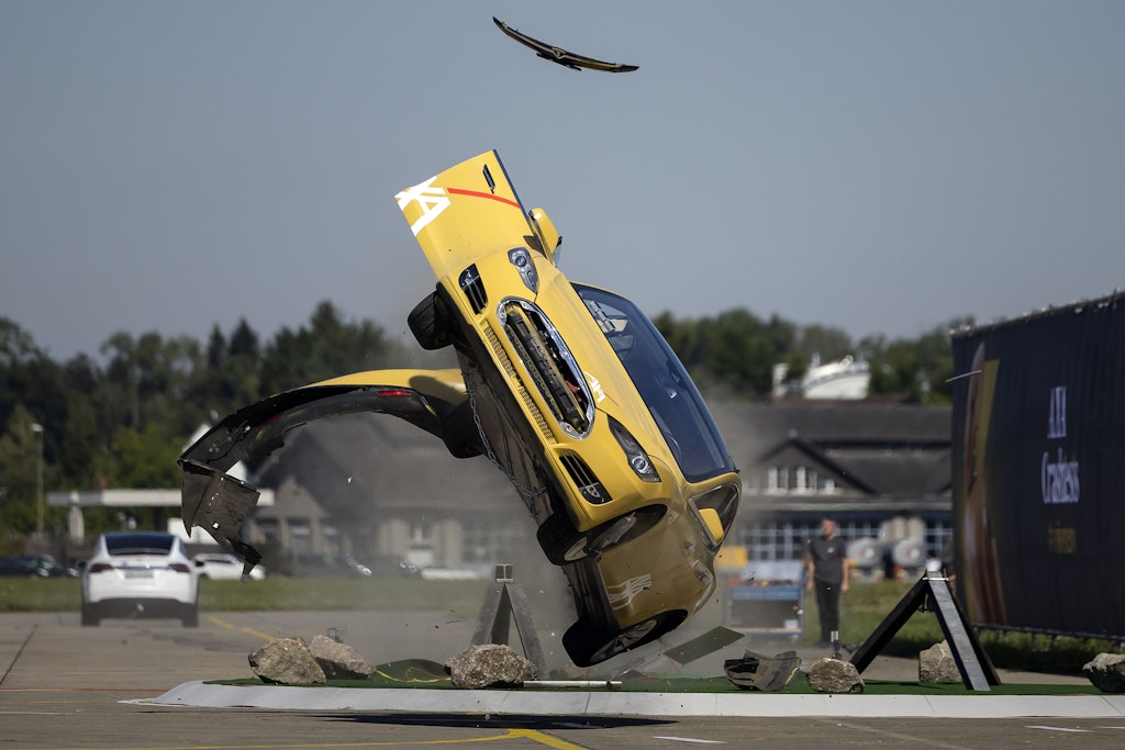 Ein Tesla in Turbulenzen. Den Crash-Test beim Datenschutz jedenfalls dürfte Elon Musks E-Auto-Konzern vermasselt haben.