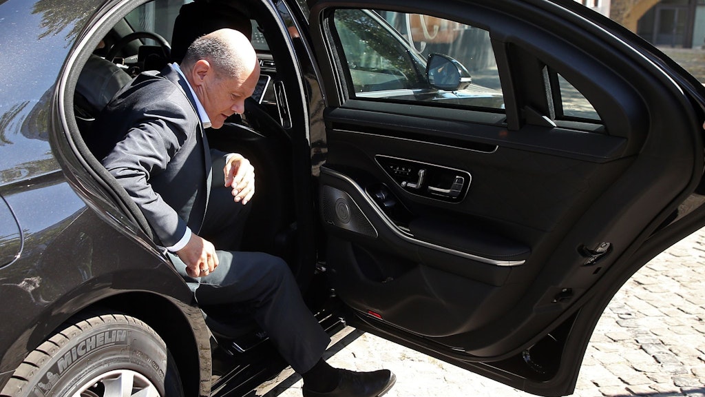 Bundeskanzler Olaf Scholz (SPD) steigt in Berlin aus seinem gepanzerten Dienstwagen.