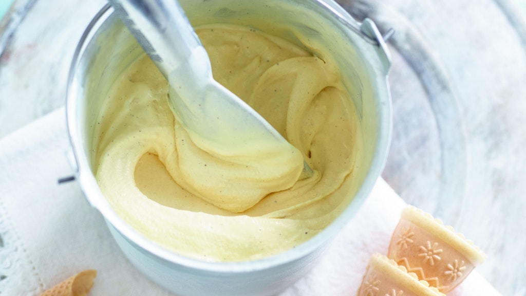 Schön cremig wird das Eis auch ohne Eismaschine, wenn alle Zutaten vor dem Gefrieren erhitzt werden.