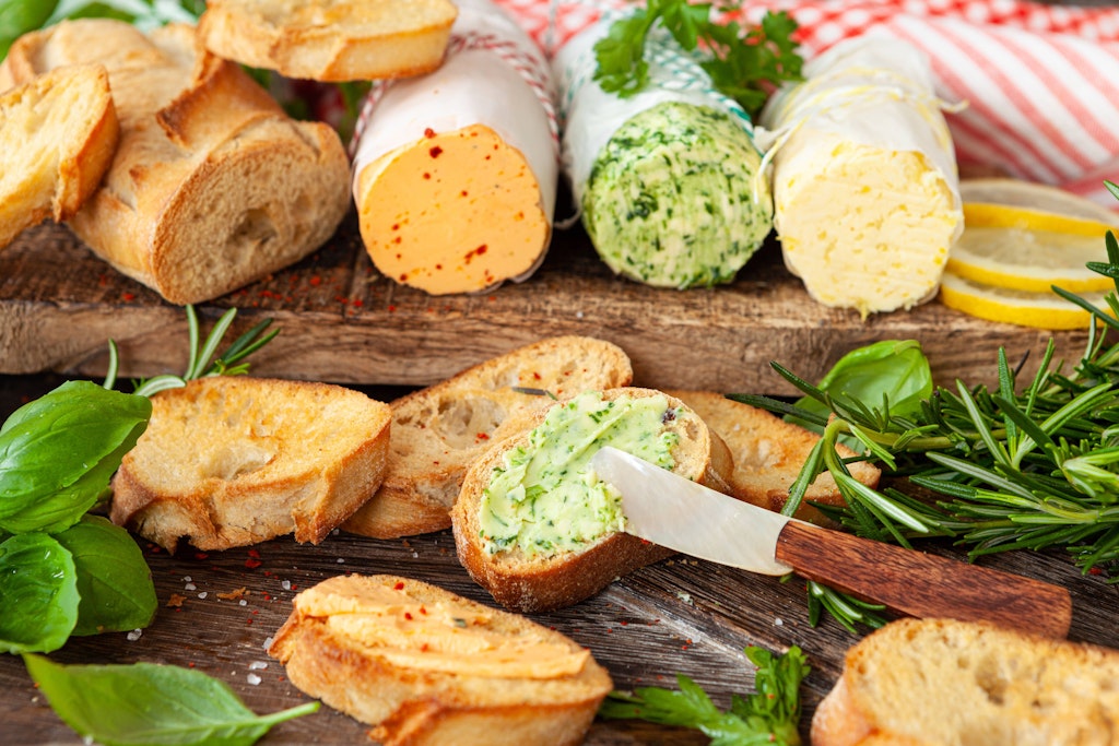Jetzt, wo die Grillsaison richtig begonnen hat, sollten Sie unbedingt unsere fünf Rezepte für Kräuterbutter probieren.
