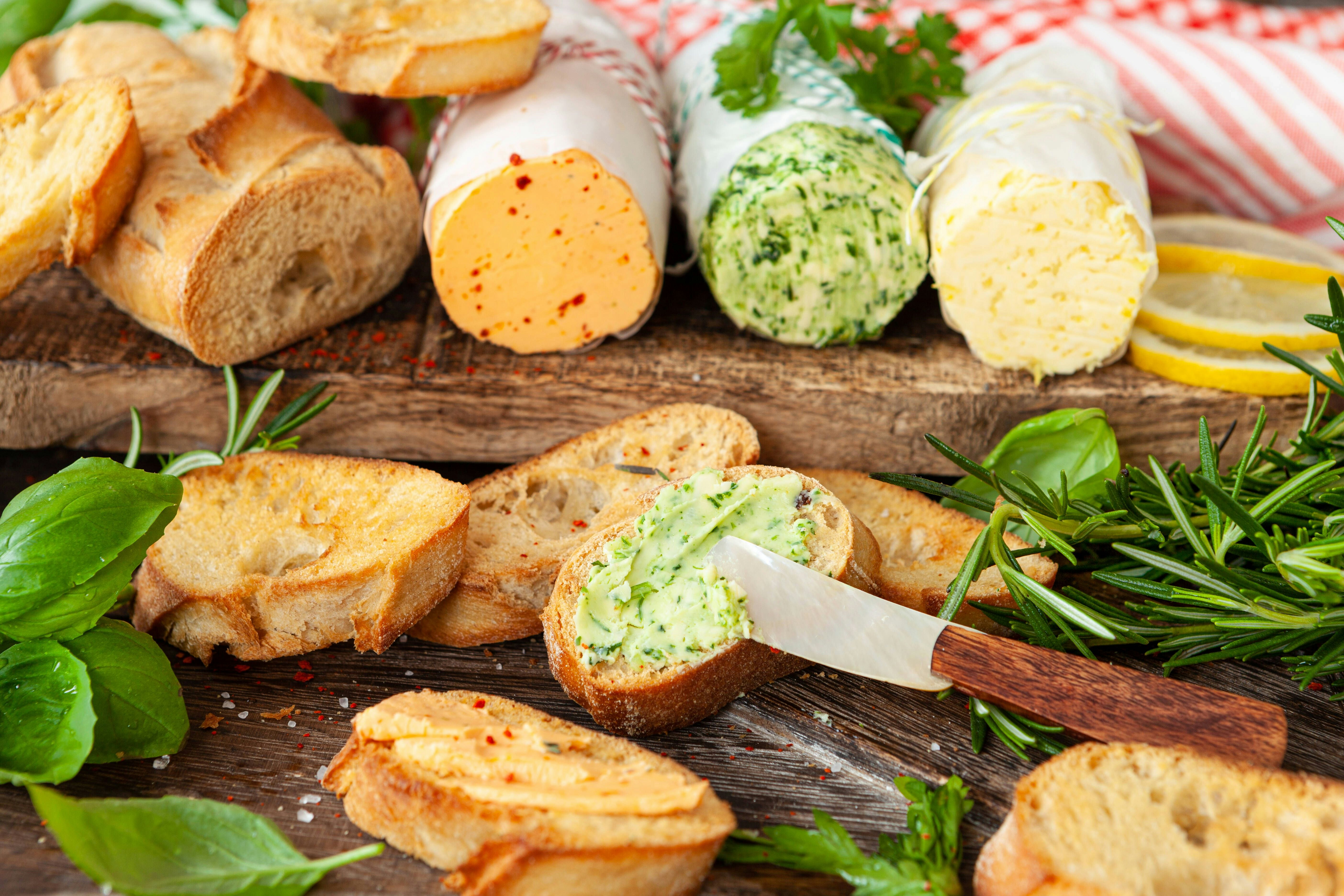 Perfekt zum Grillen: Fünf Rezepte für Kräuterbutter – mit nur neun Zutaten! Perfekt zum Grillen: Fünf Rezepte für Kräuterbutter – mit nur neun Zutaten!