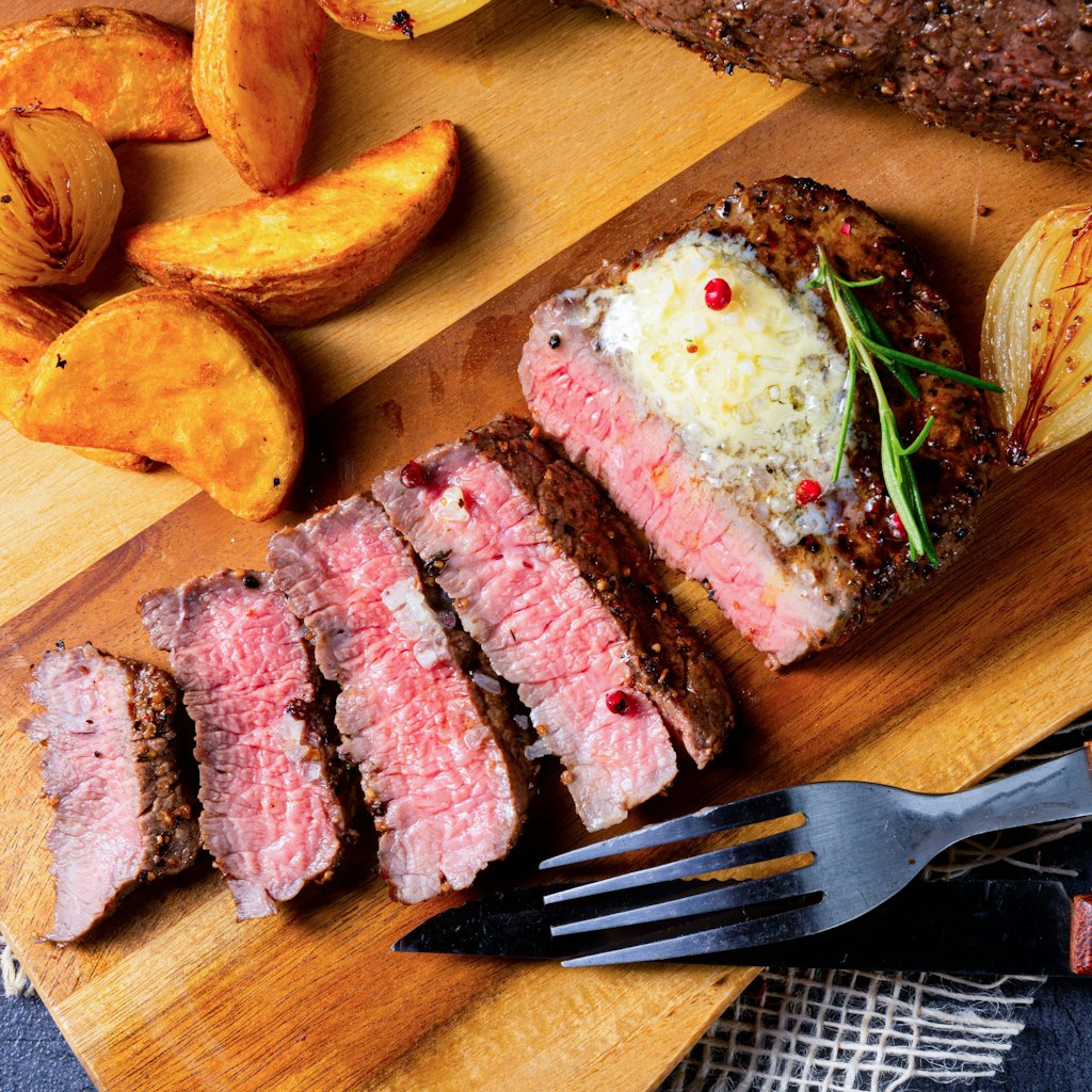 Kräuterbutter gehört einfach zu leckerem Grillfleisch dazu.