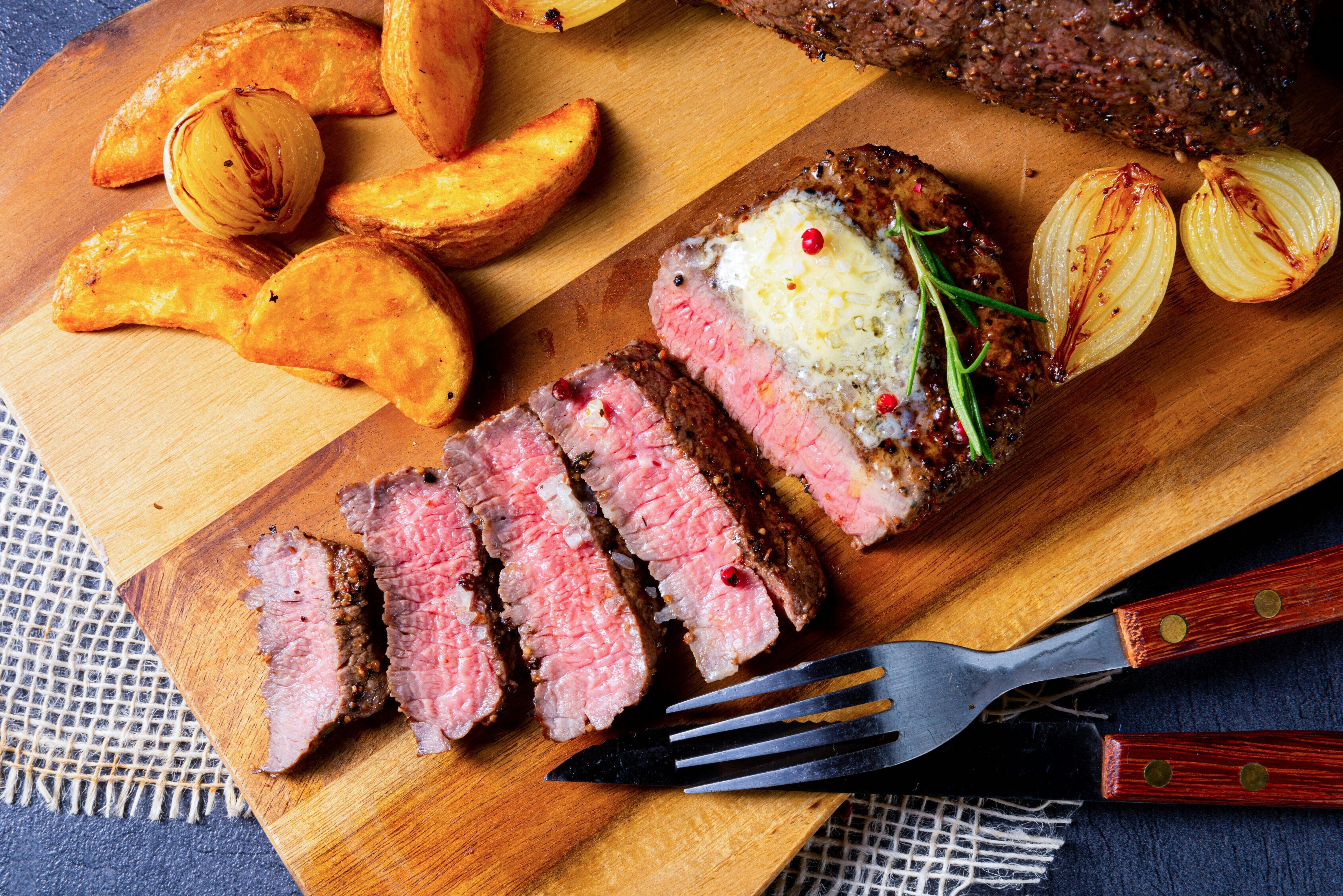 Perfekt zum Grillen: Fünf Rezepte für Kräuterbutter – mit nur neun Zutaten!