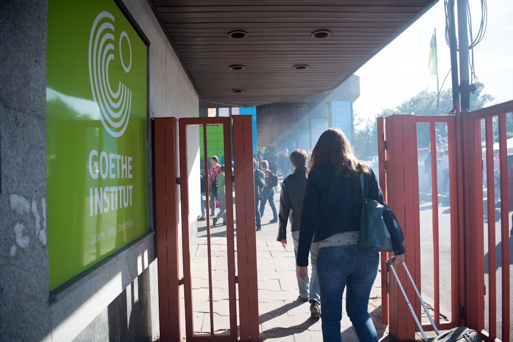 Menschen gehen im Juni 2018 in des Goethe-Institut in Moskau. Einige Deutsche arbeiten hier unter anderem als Lehrer.