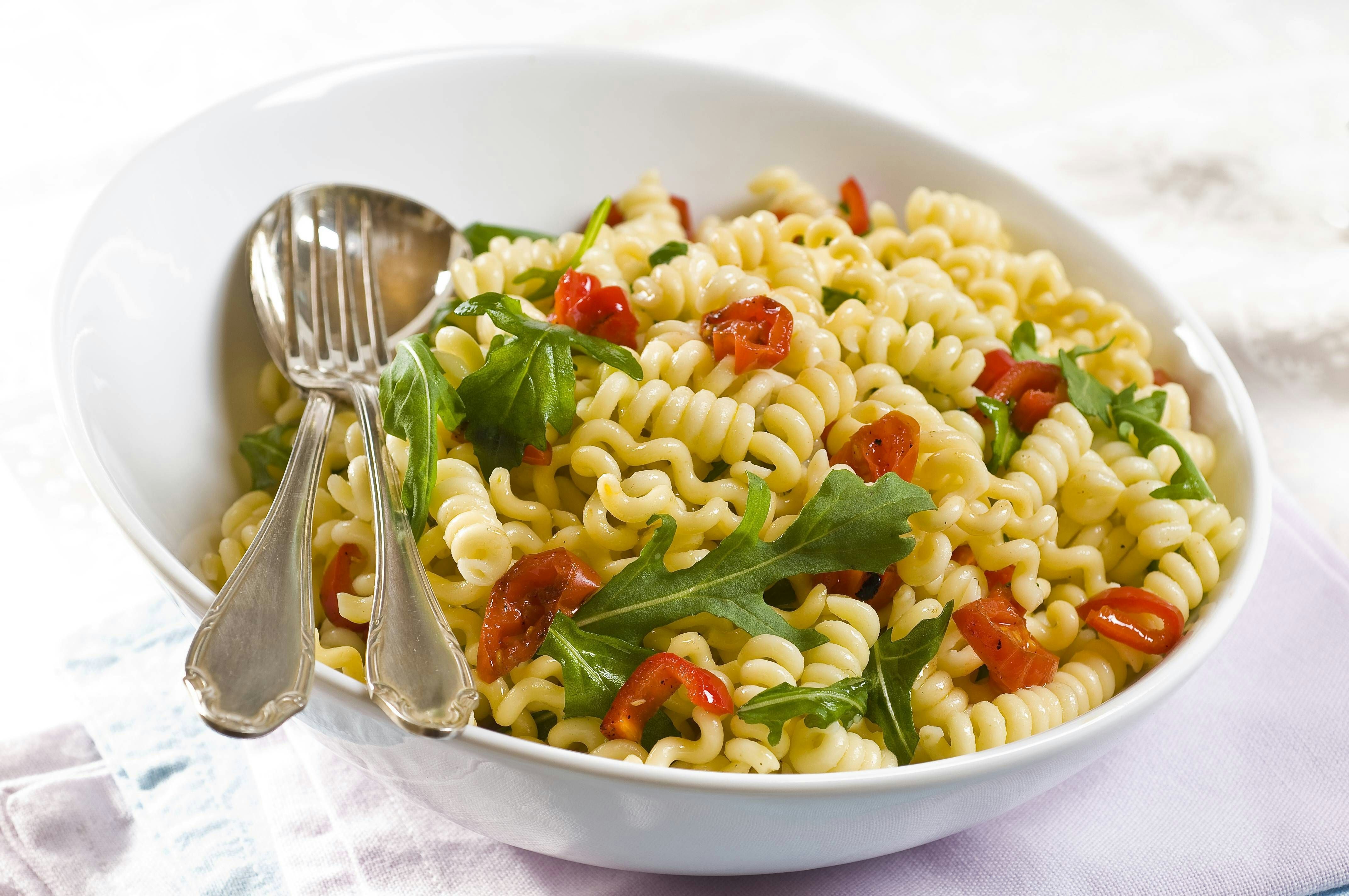 Perfekt zum Grillen: Leichter Nudelsalat ohne Mayo – hier das Rezept