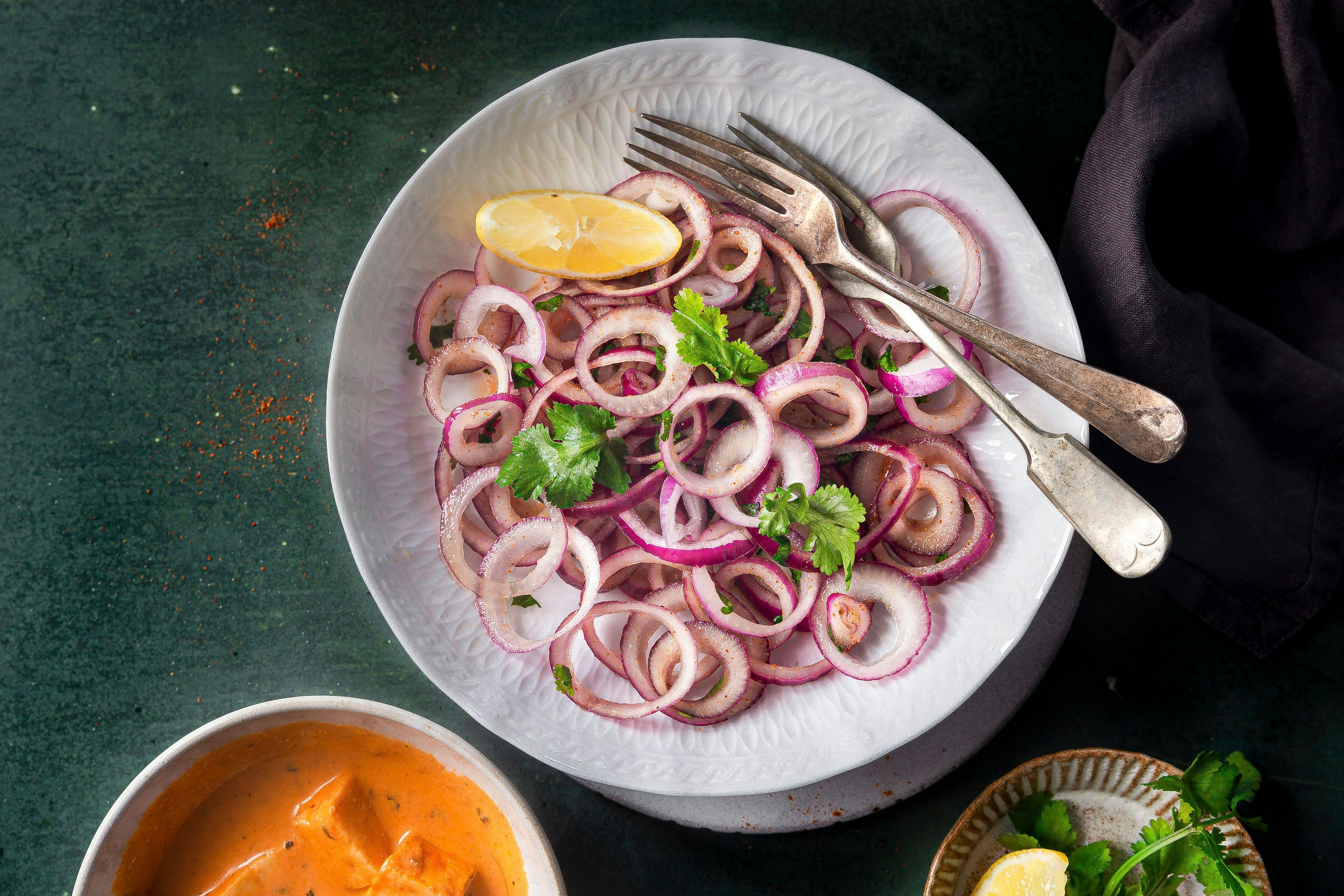 Rezept für Zwiebelsalat: Diesen Salat haben Sie zum Grillen noch nie ...