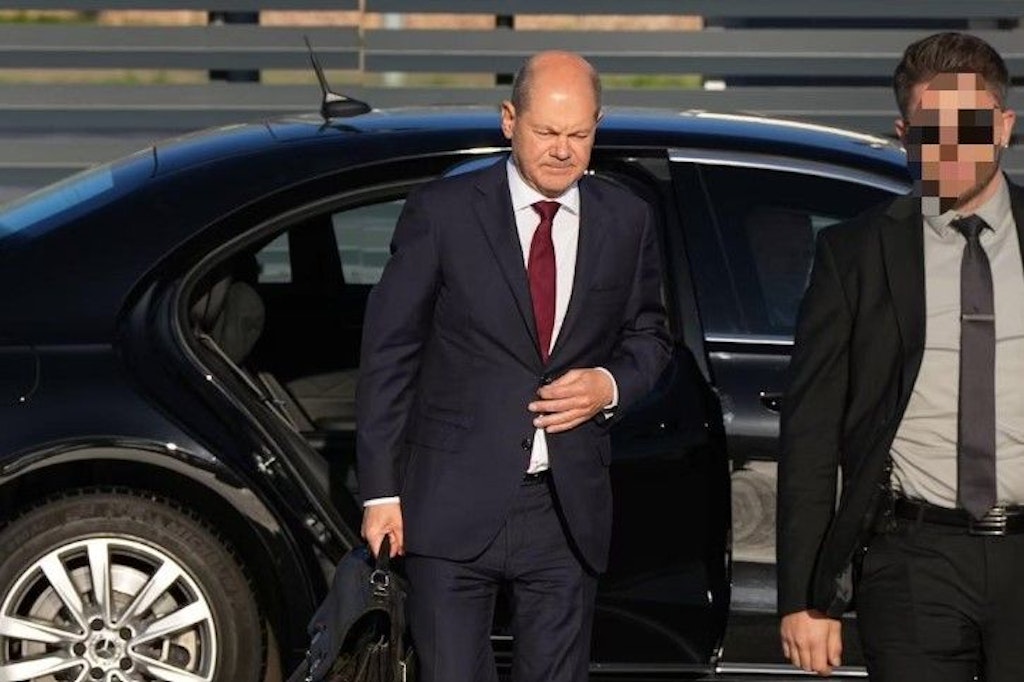 Bundeskanzler Olaf Scholz mit einem seiner Personenschützer vom BKA. (Archivbild)