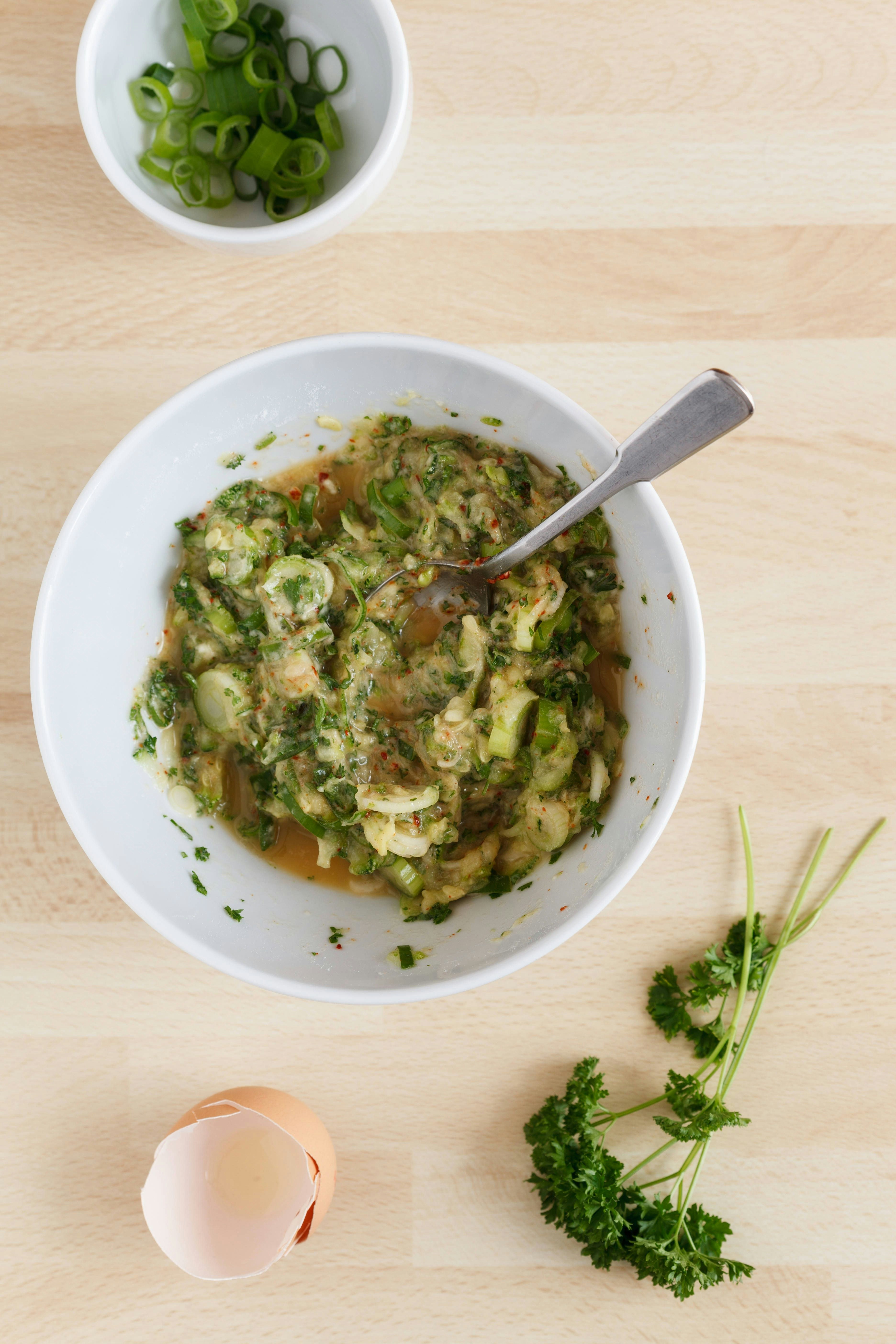 Geniales Sommer-Rezept: Lecker-leichte Zucchini-Puffer mit Dip