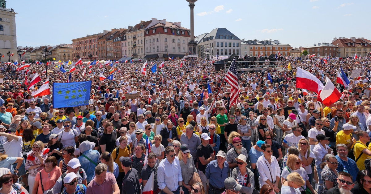 Setki tysięcy Polaków obawiało się o demokrację