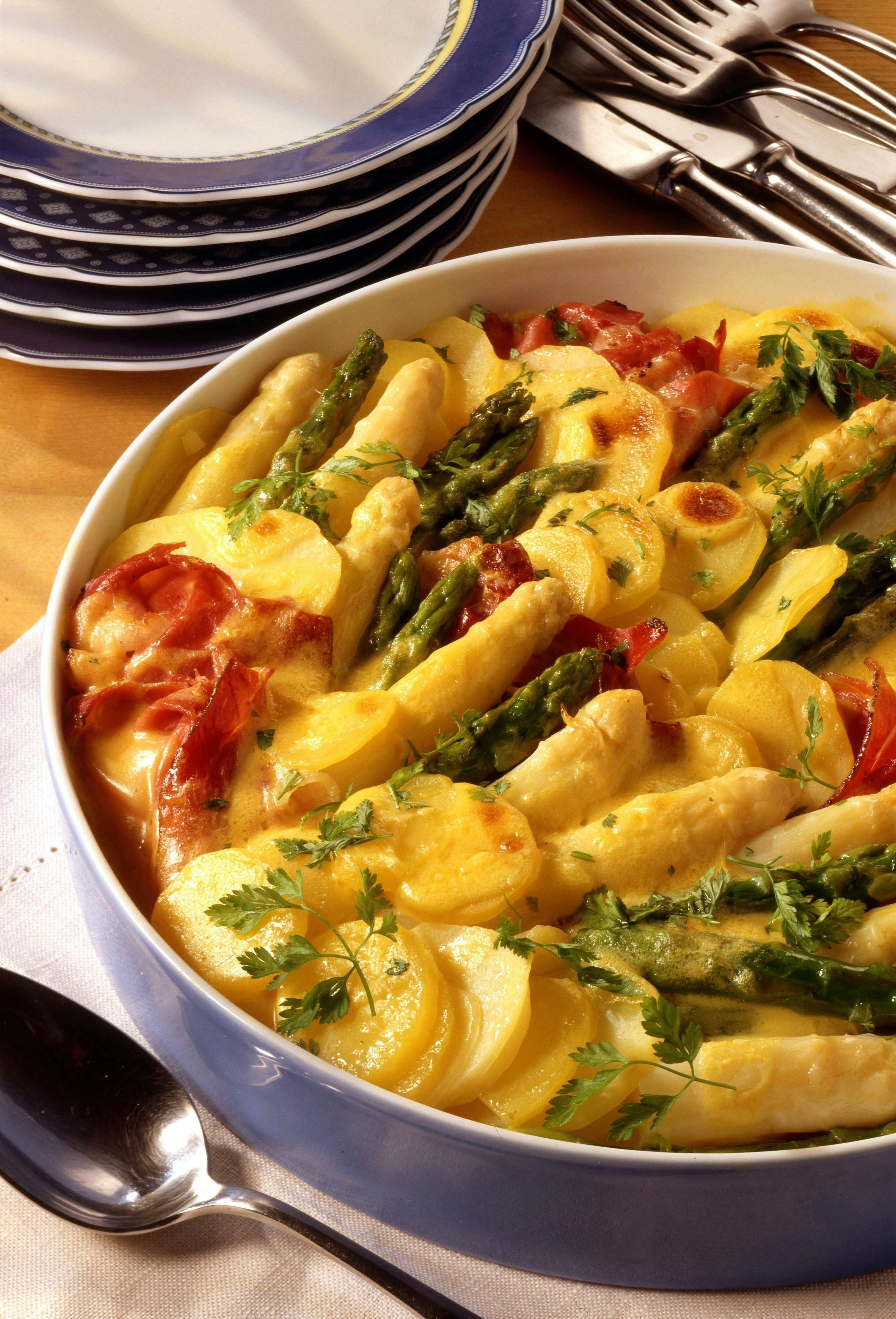 Spargel mal ganz anders: Omas Rezept für einen Auflauf mit Kartoffeln ...