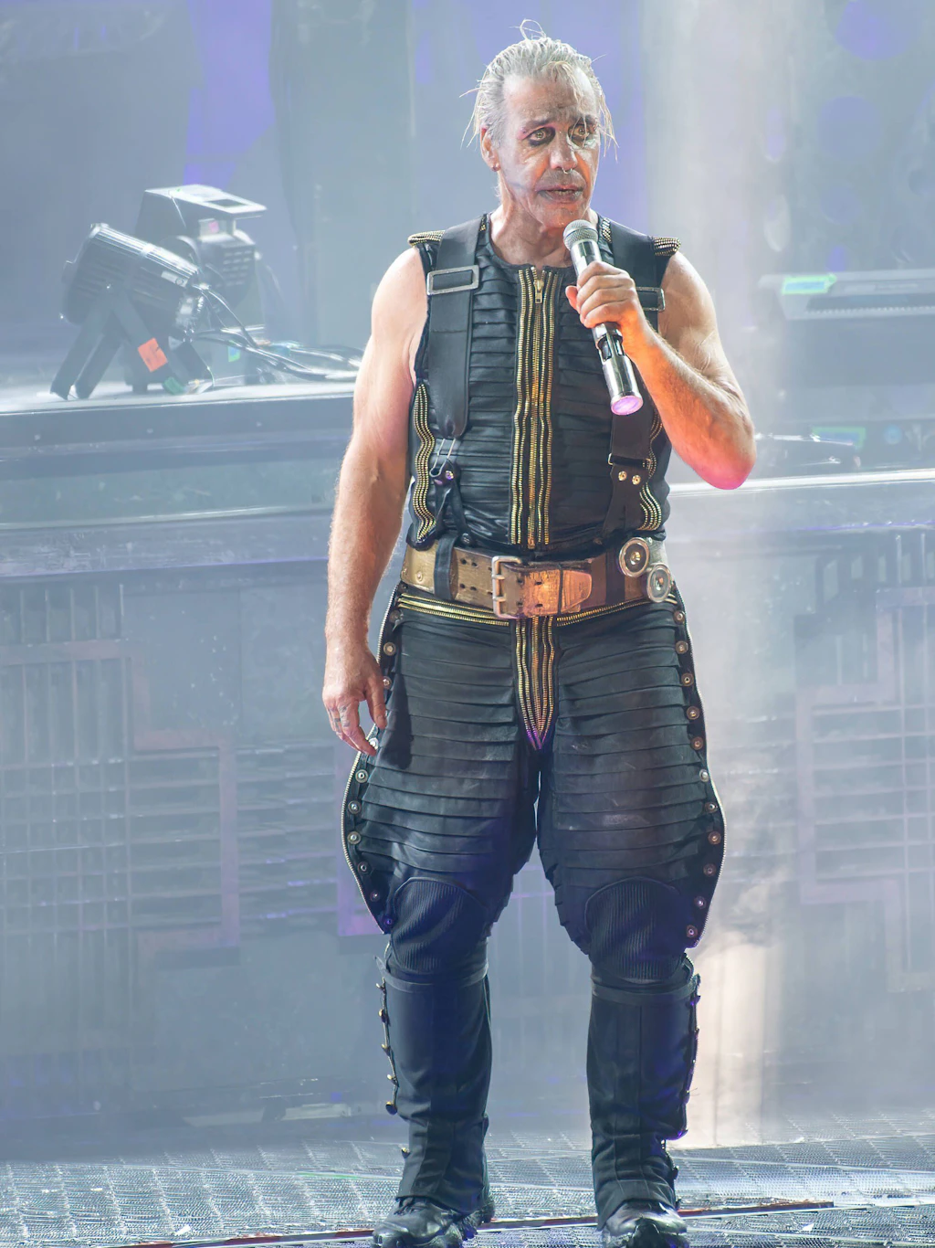 Till Lindemann ist der Frontmann von Rammstein. Hier steht er bei einem Konzert der Band auf der Bühne.