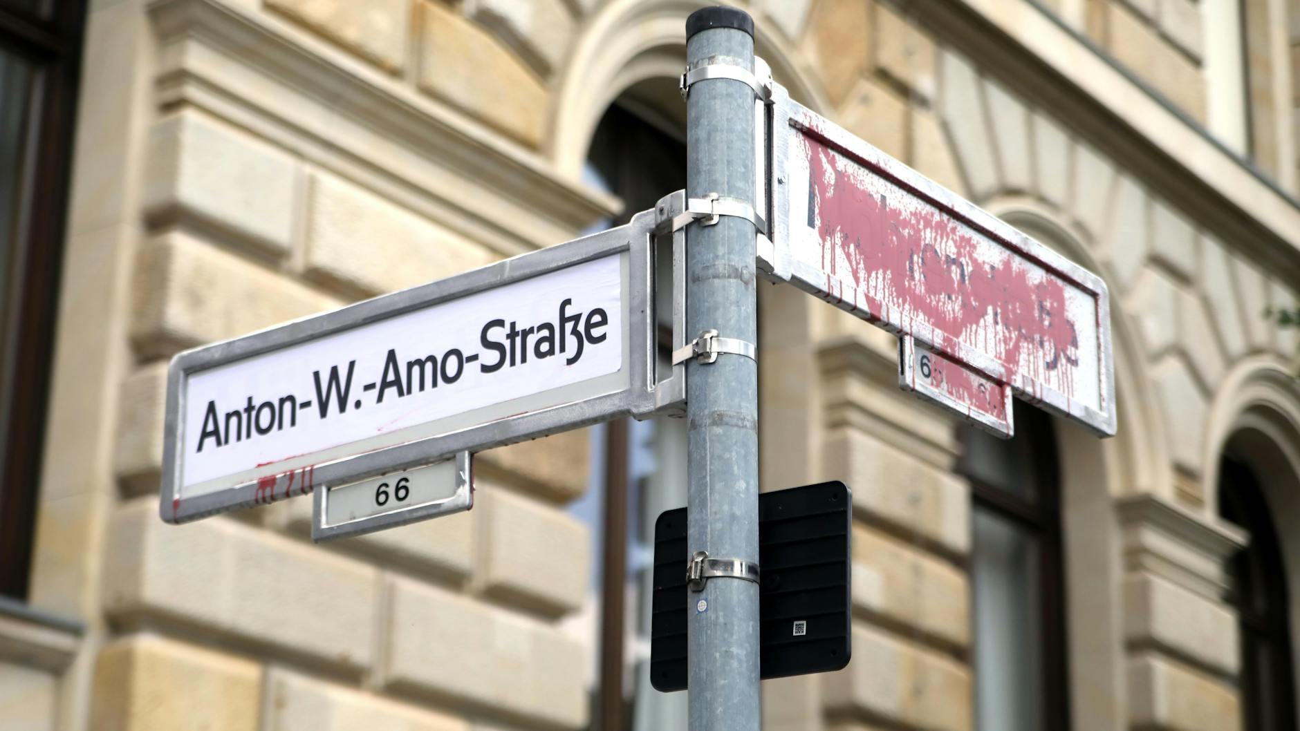 Bei einer Protestaktion im Jahre 2020 wurden die Straßenschilder Mohrenstraße übermalt oder mit dem Namen Anton W. Amo überklebt.