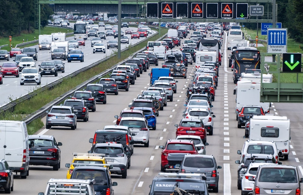 Traffic Clubs Expect Heavy Traffic Jams During Busy Summer Weekend
