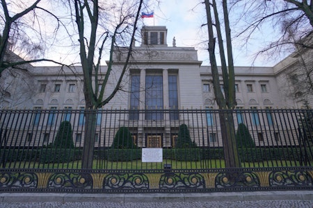 Messer-Drama vor der russischen Botschaft – Frau rastet in Mitte aus