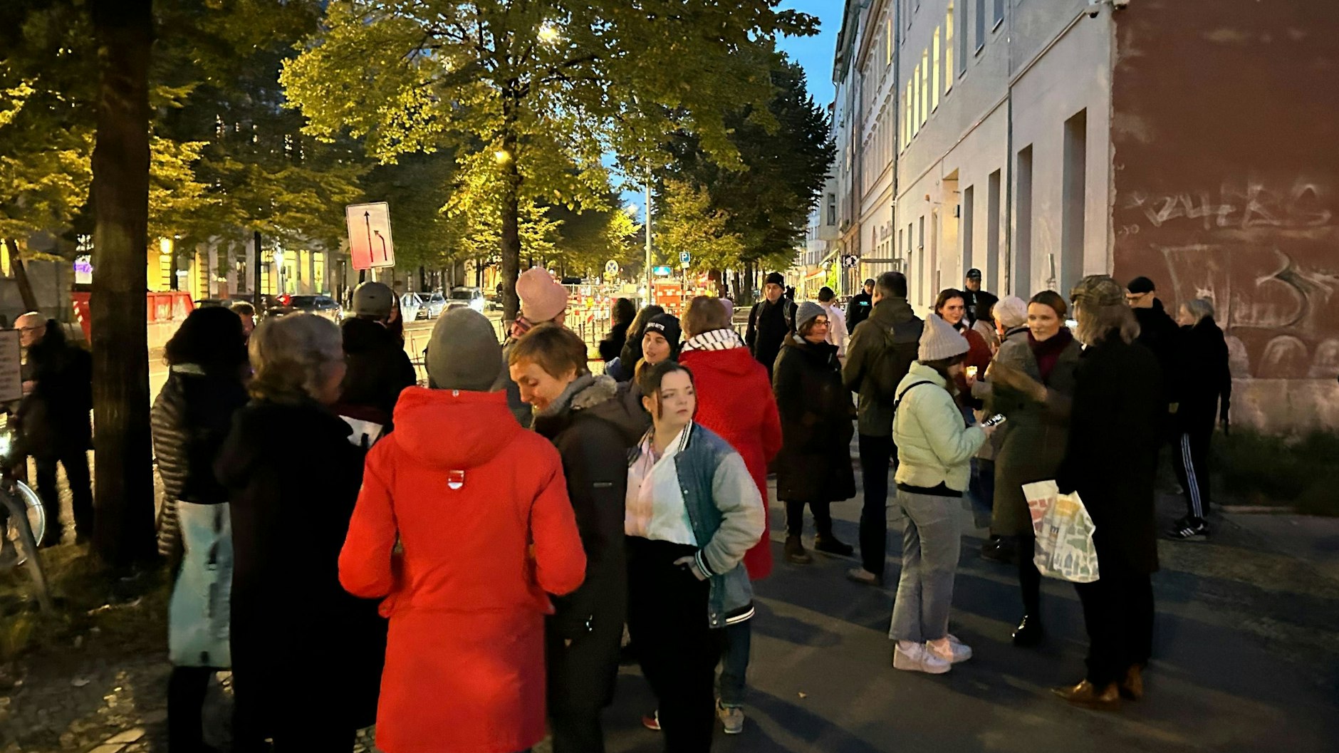 Nach dem versuchten Brandanschlag auf die Synagoge in der Berliner Brunnenstraße hat eine von Nachbarn organisierte Initiative eine Mahnwache gegen Antisemitismus abgehalten.&nbsp;