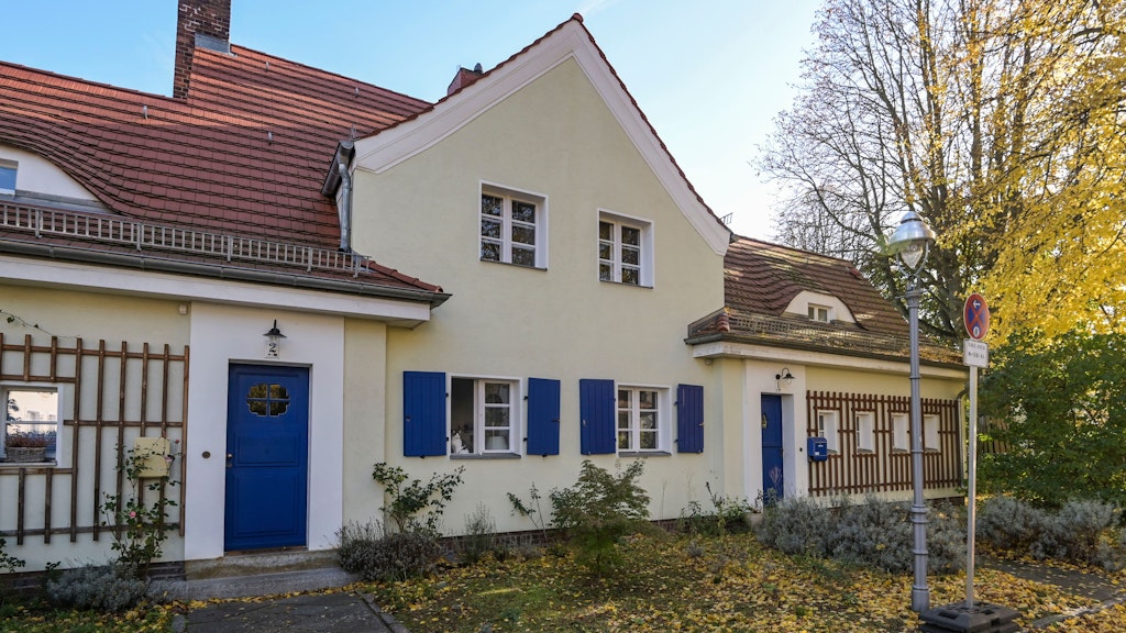 So sehen die Häuser in der Berliner Steinberg-Siedlung aus, nachdem sie modernisiert wurden. Man kann sie für viel Geld kaufen.