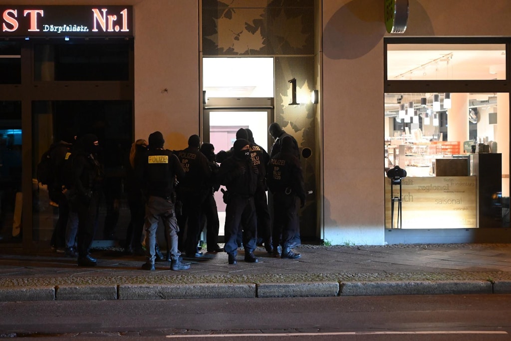 Polizeibeamte bei dem Einsatz am Morgen in der Dörpfeldstraße
