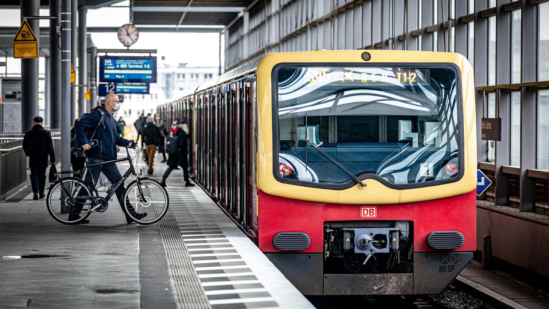 Auch die S-Bahn-Linie S45 ist am Samstag unterbrochen. Sie fährt nur zwischen Flughafen BER und Schöneweide.