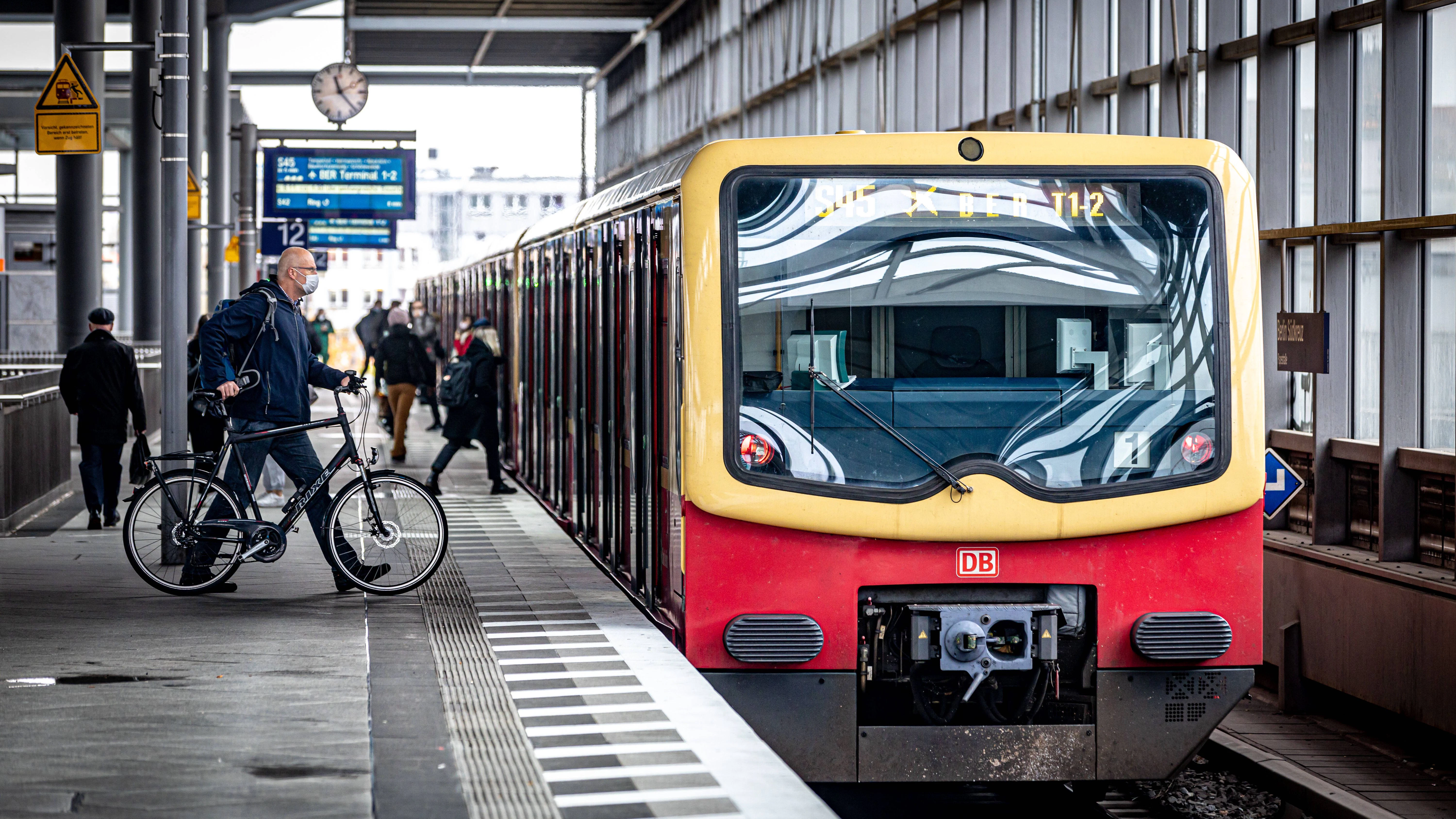 Auch die S-Bahn-Linie S45 ist am Samstag unterbrochen. Sie fährt nur zwischen Flughafen BER und Schöneweide.