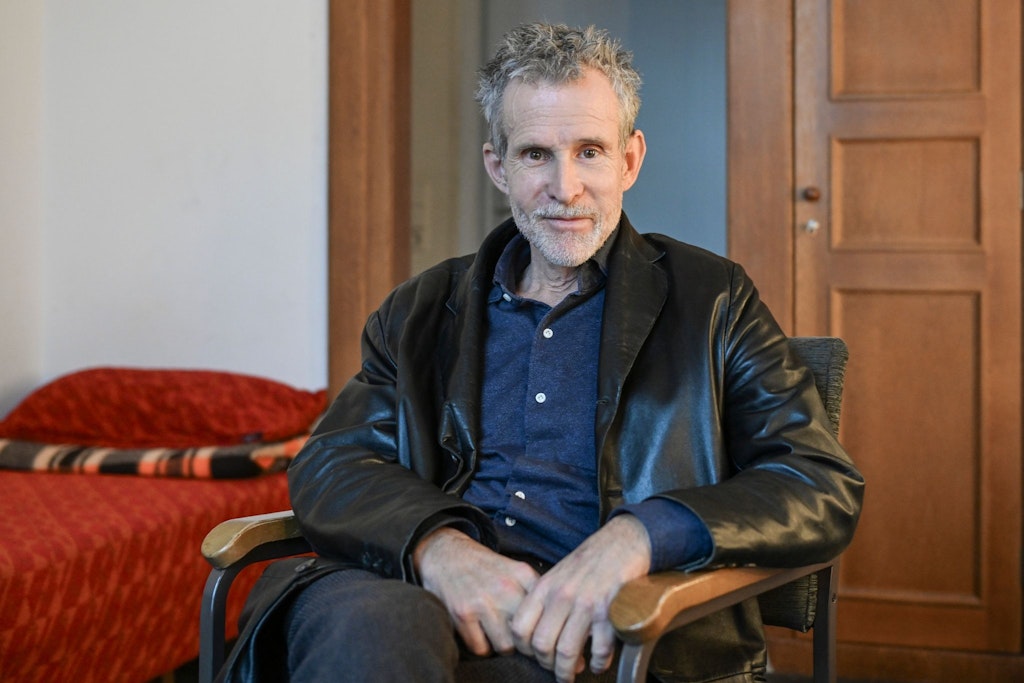 Der Schauspieler Ulrich Matthes sitzt bei einem Interview in seiner Garderobe im Deutschen Theater. 