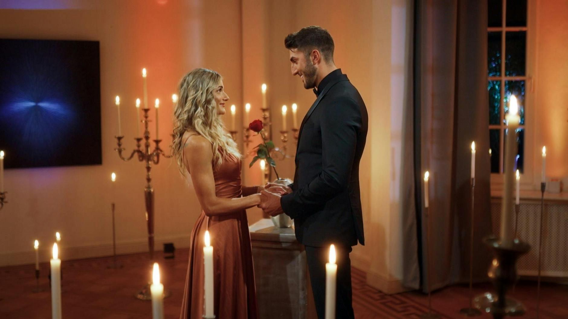 Rebecca bekommt im Finale von Dennis keine Rose.
