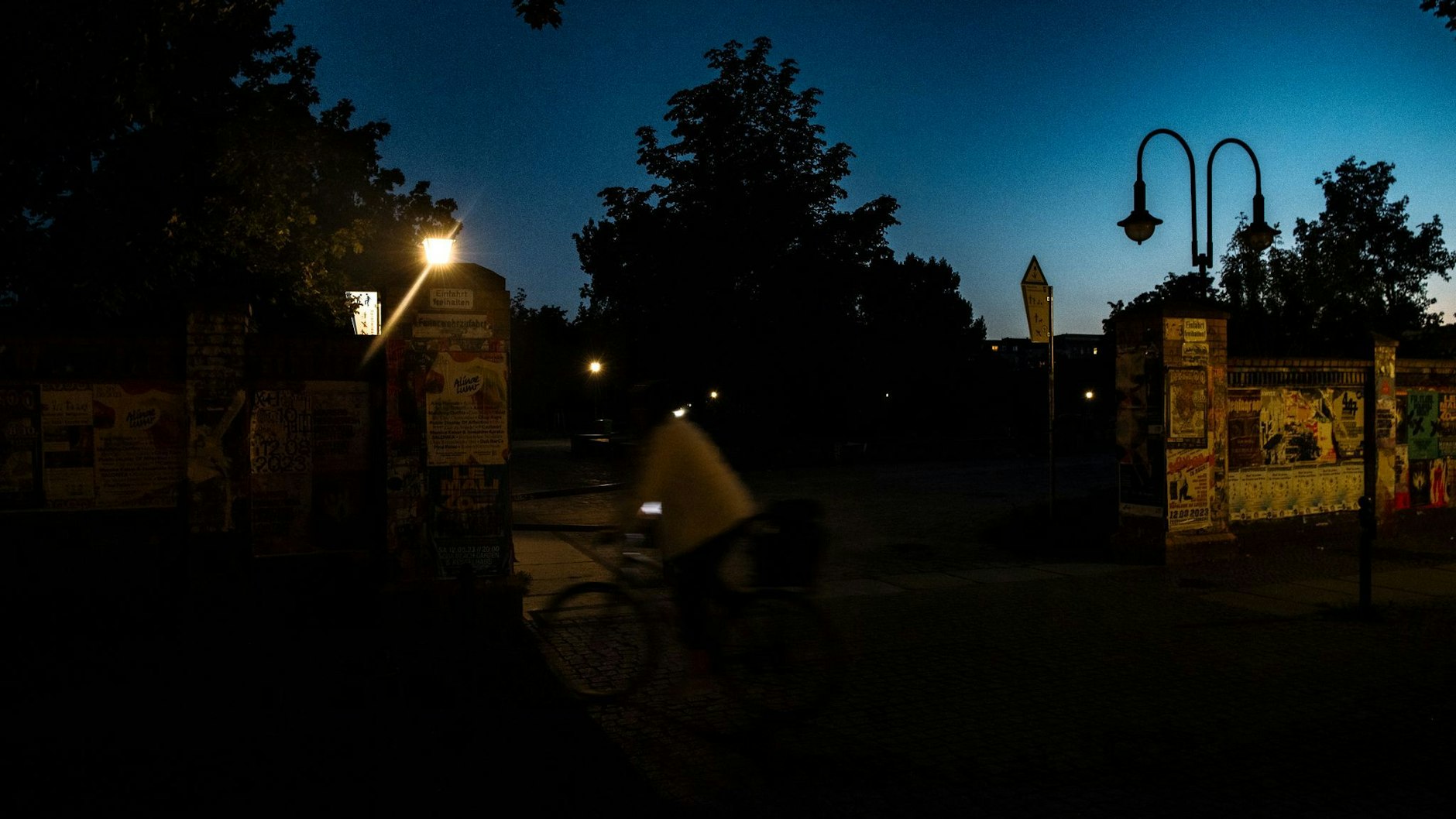 Nachts im Görlitzer Park: Fußgänger würden sich über mehr Licht statt einem Zaun freuen.