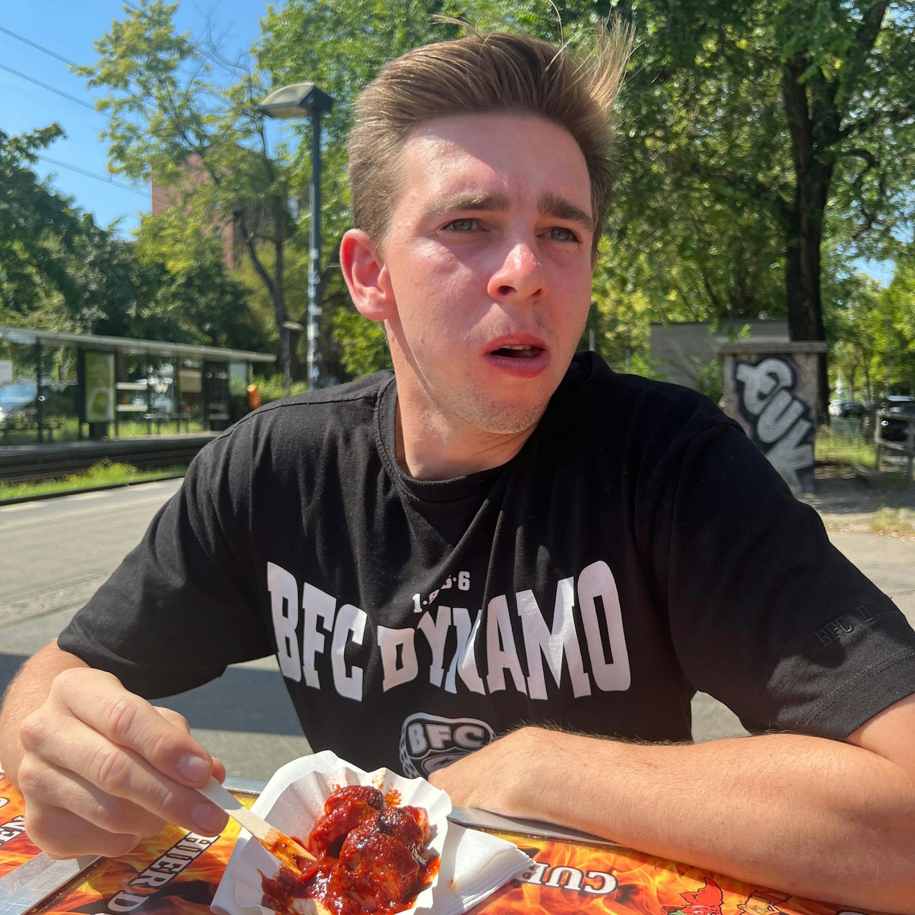 Schärfestufe zehn! Nils Weiler ist deutlich anzusehen, was er gerade durchmacht. Die schwarzen Punkte auf dem Ketchup sind die Hölle.