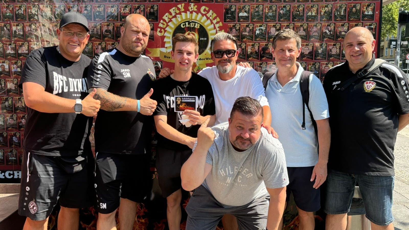 Die weinrot-weißen Helden von der Imbissbude: (o.v.l.) Patrick Skrzipek, Stefan „Malle“ Malchow, Nils Weiler, Udo Gans, Andreas Heraf und Martin Richter. Von vorne deutet Sven Franke auf den Chili-König.