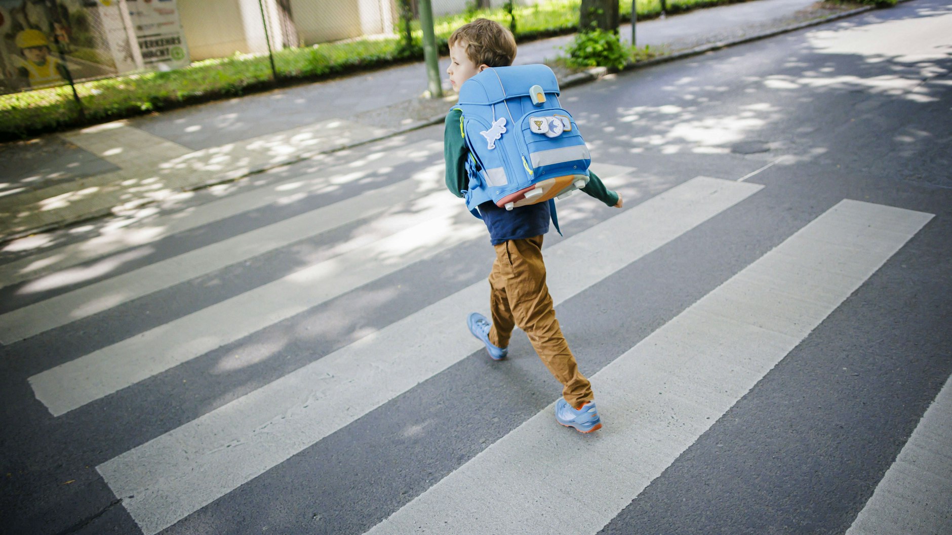 Für Kinder ist das Überqueren der Fahrbahn besonders gefährlich. Mehr Zebrastreifen erhöhen die Sicherheit.