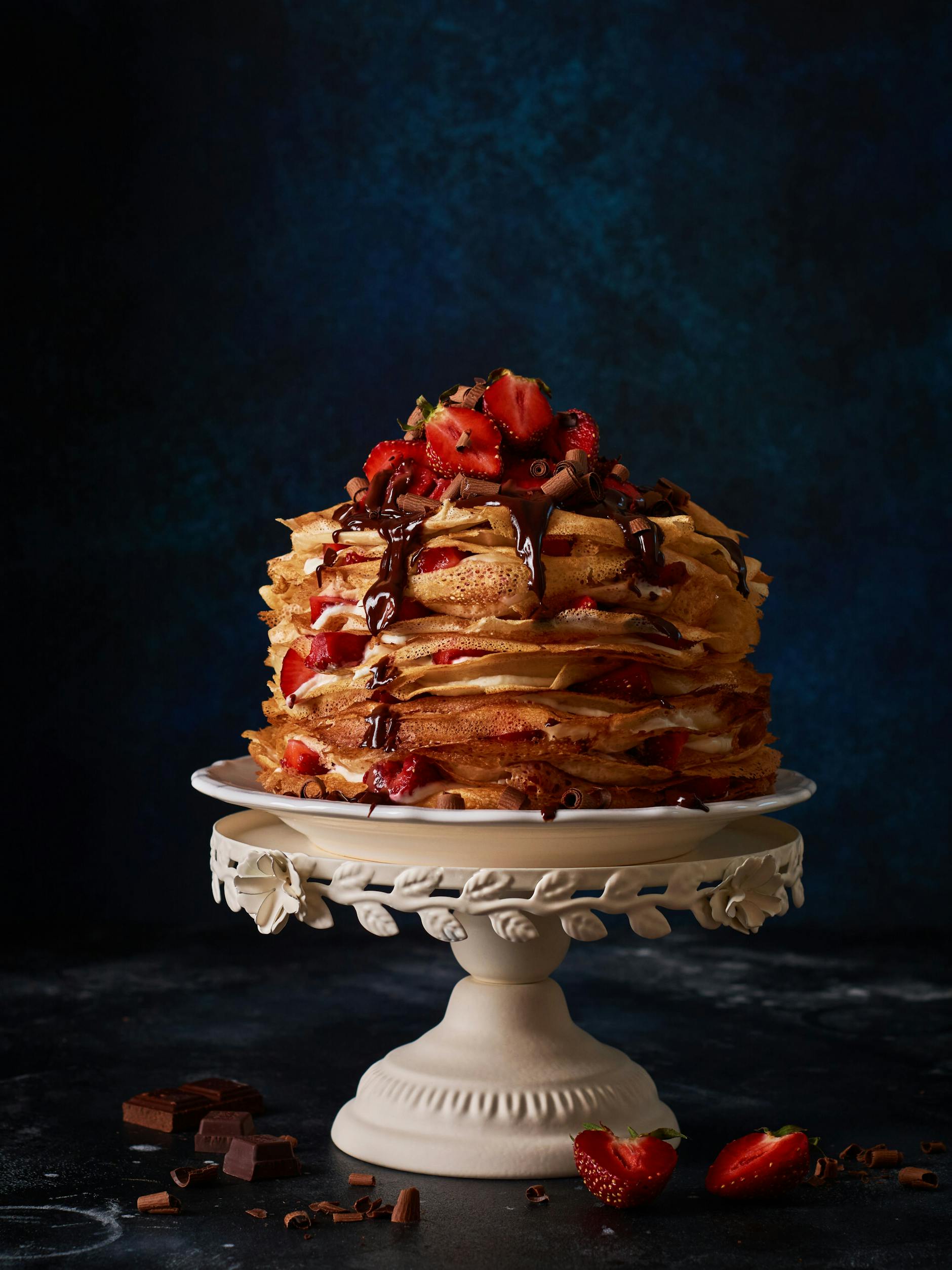 Crêpes-Torten gibt es in verschiedenen Formen - ob mit viel Creme oder etwas rustikaler. In unserem Rezept wird reichlich Schokolade verarbeitet.
