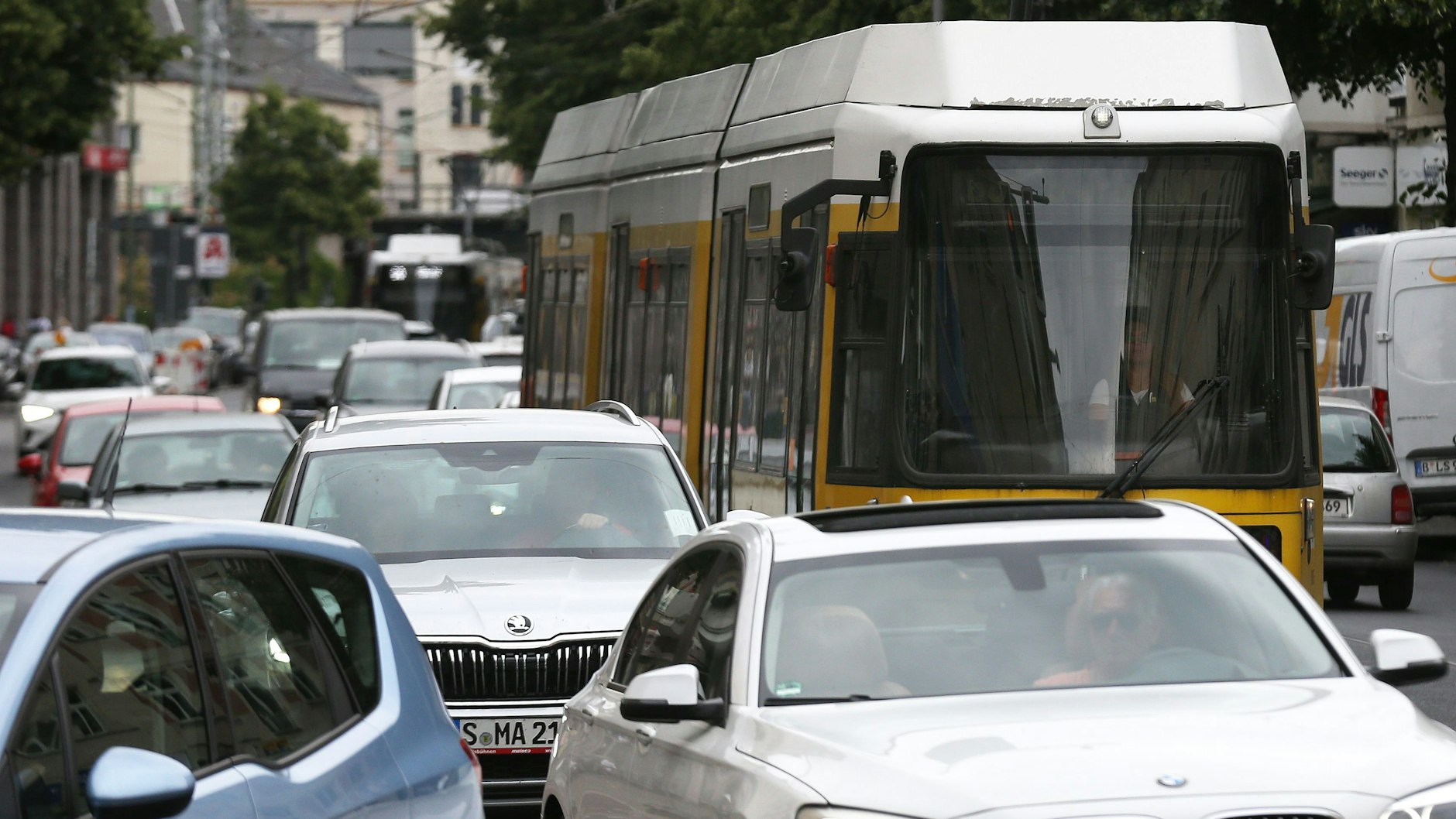 Autos, Straßenbahnen, Radfahrer und Fußgänger: In Köpenick kämpfen sich alle tapfer durch das Chaos an der Bahnhofstraße.