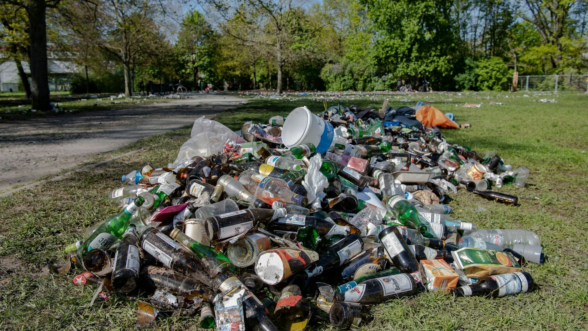 Müll- statt Grünfläche: der Treptower Park nach einem Feiertag mit gutem Wetter