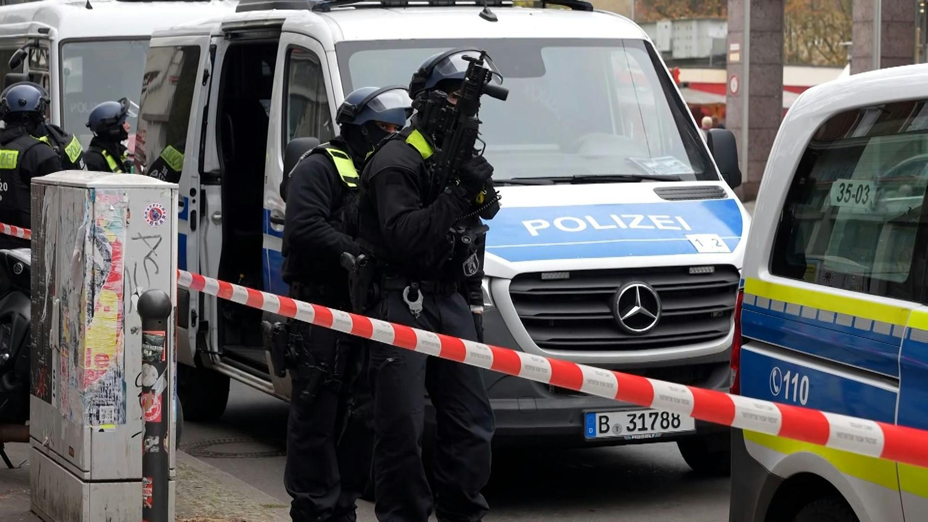 In der Bahnhofstraße in Köpenick sind am Mittwoch vor einer Dönerbude Schüsse gefallen. Das SEK war im Einsatz.