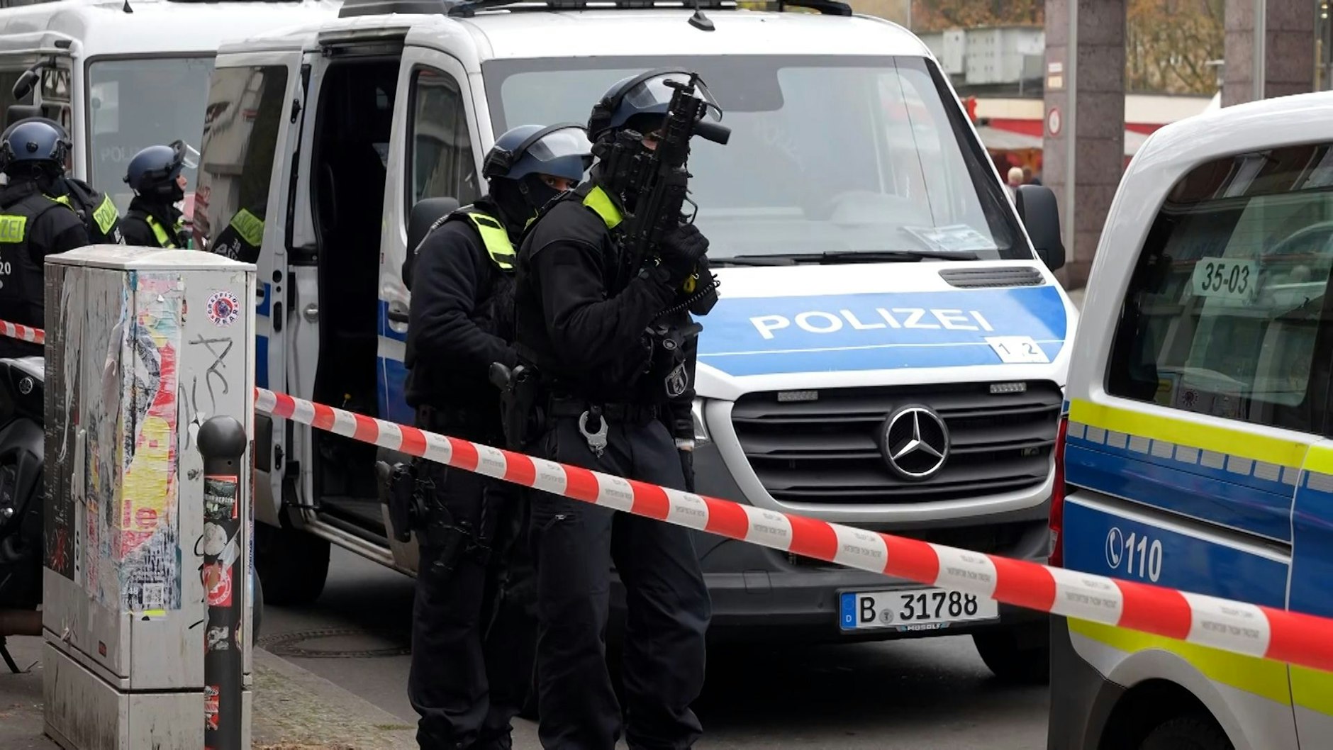 In der Bahnhofstraße in Köpenick sind am Mittwoch vor einer Dönerbude Schüsse gefallen. Das SEK war im Einsatz.