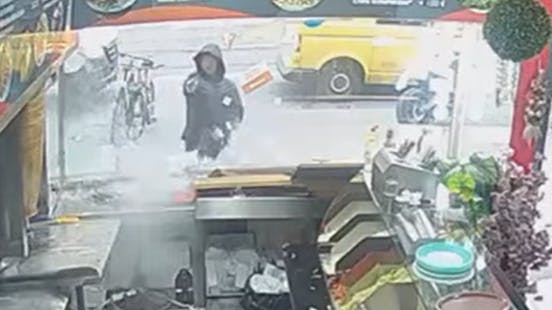 Auch auf eine Dönerbude in der Köpenicker Bahnhofstraße hat der Täter geschossen. Das zeigen Bilder einer Überwachungskamera. Hier wurde zum Glück niemand verletzt.