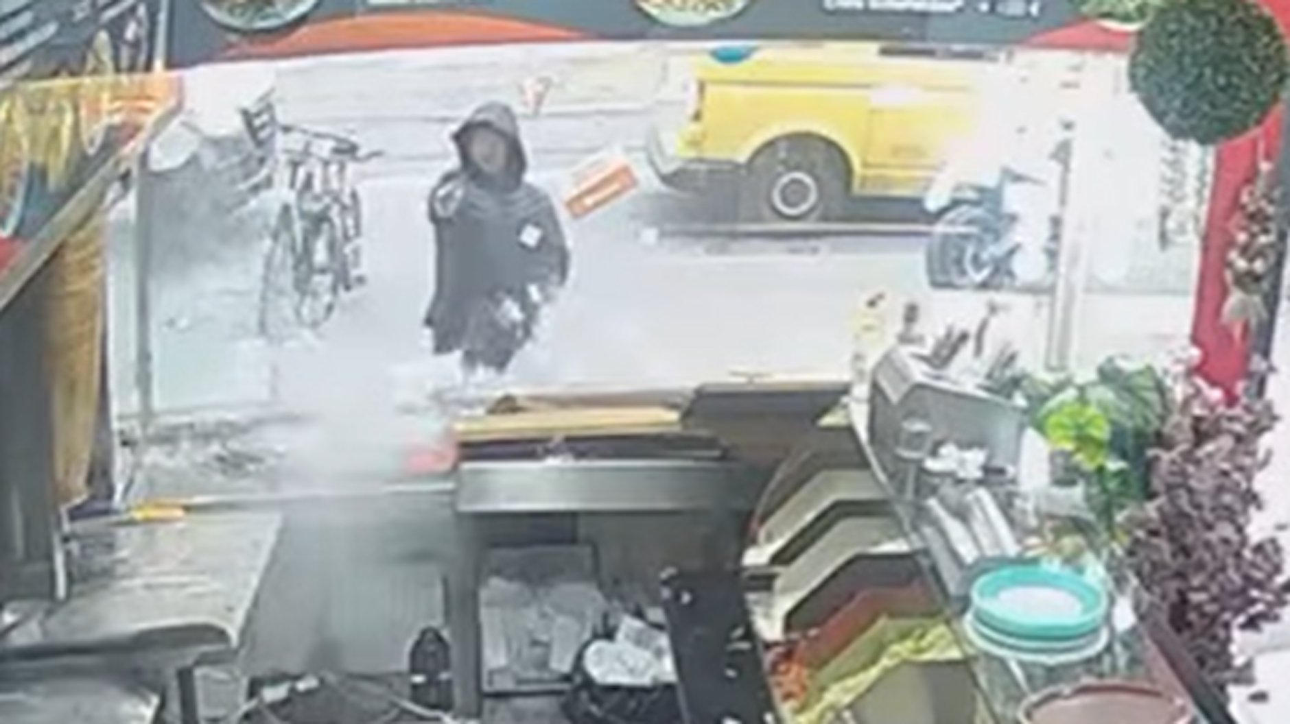 Auch auf eine Dönerbude in der Köpenicker Bahnhofstraße hat der Täter geschossen. Das zeigen Bilder einer Überwachungskamera. Hier wurde zum Glück niemand verletzt.
