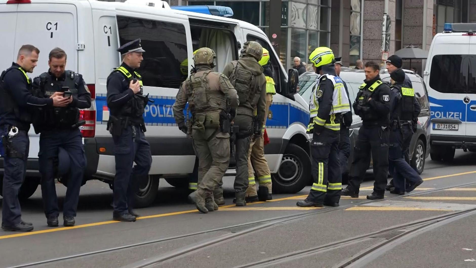 Polizei und SEK sind in der Bahnhofstraße in Köpenick im Einsatz. Hier wurde eine Person durch Schüsse verletzt.