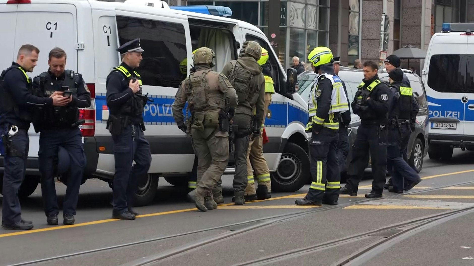 Polizei und SEK sind in der Bahnhofstraße in Köpenick im Einsatz. Hier wurde eine Person durch Schüsse verletzt.