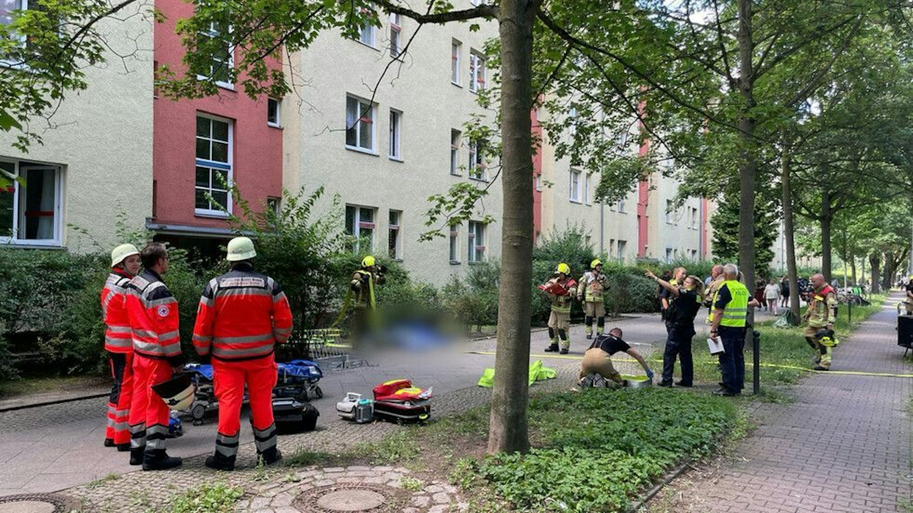 Ende Juli 2024 starb eine 72-jährige Seniorin in ihrer Wohnung in der Neuen Krugallee in Plänterwald. Auch für diesen Tod soll Johannes M. verantwortlich sein.