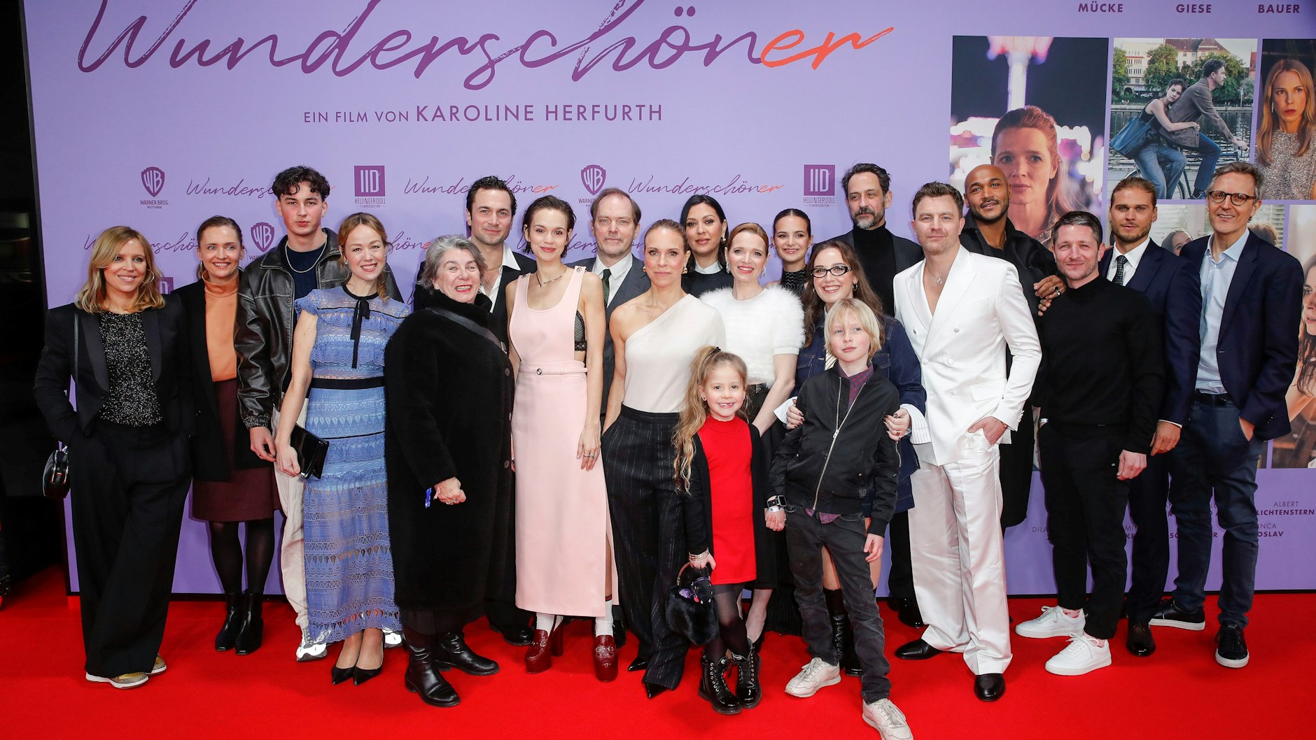 Weltpremiere von „Wunderschöner“ im Zoo-Palast Berlin: mit Monika Fäßler (v. l.), Magdalena Prosteder (Warner Bros.), Levy Rico Arcos, Coco Geraldine Carjell, Kirsten Niehuus, Samuel Schneider, Emilia Schüle, Godehard Giese, Anneke Kim Sarnau, Jasmin Shakeri, Karoline Herfurth, Emilia Packard, Dilara Aylin Ziem, Christopher Doll, Friedrich Mücke, Malick Bauer, Lothar Hellinger, Rúrik Gíslason, Steffen Schier (Warner Bros.), Kinder vorn: Noella Eckstein und Milo Eisenblätter.