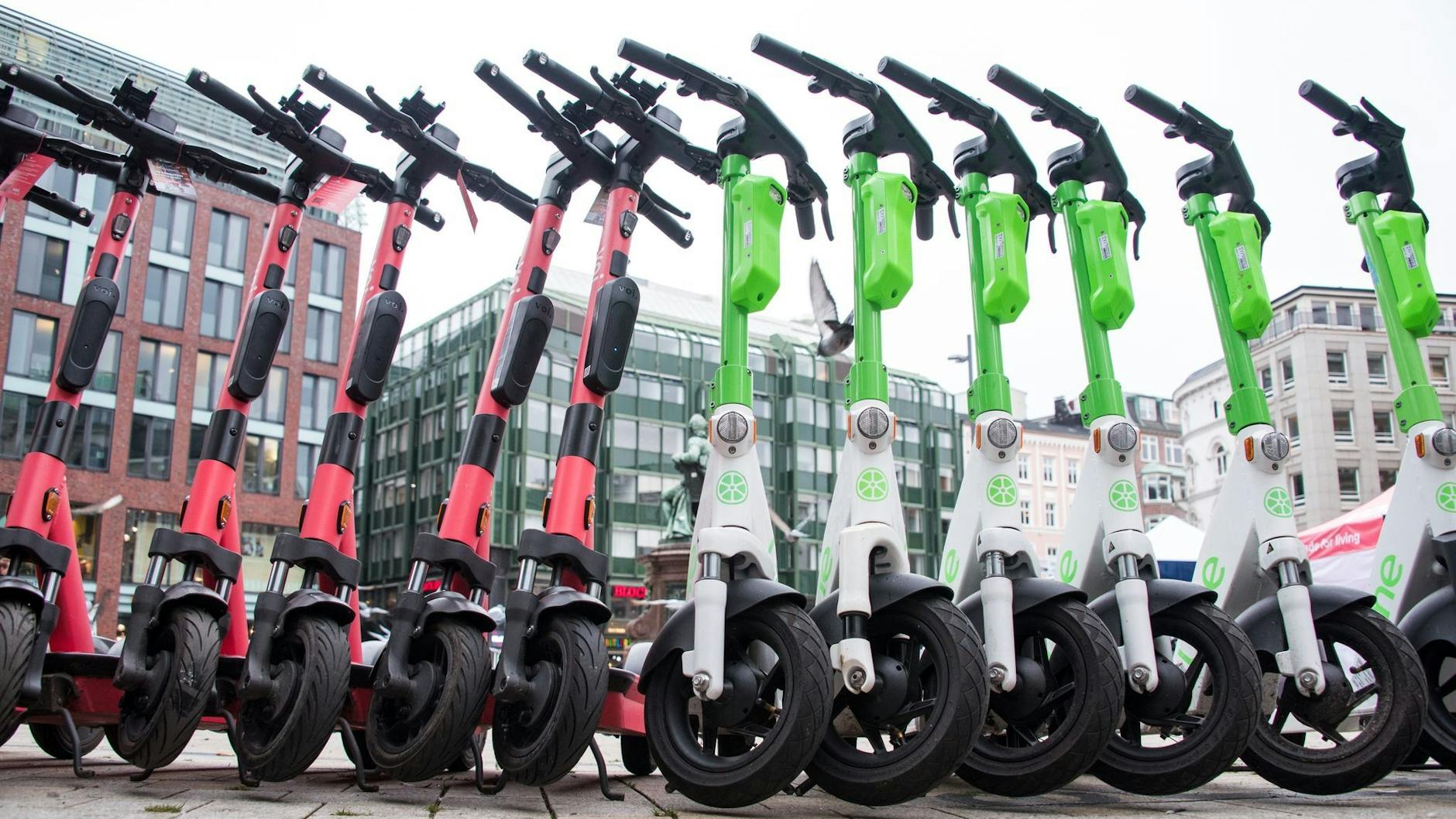 So schön aufgereiht stehen E-Scooter in Berlin selten nebeneinander. Wenn Nutzer sie auf Autoparkplätze abstellen, dürfte das für Ärger sorgen.