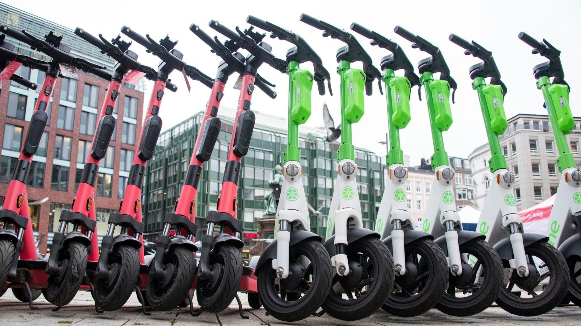 So schön aufgereiht stehen E-Scooter in Berlin selten nebeneinander. Wenn Nutzer sie auf Autoparkplätze abstellen, dürfte das für Ärger sorgen.