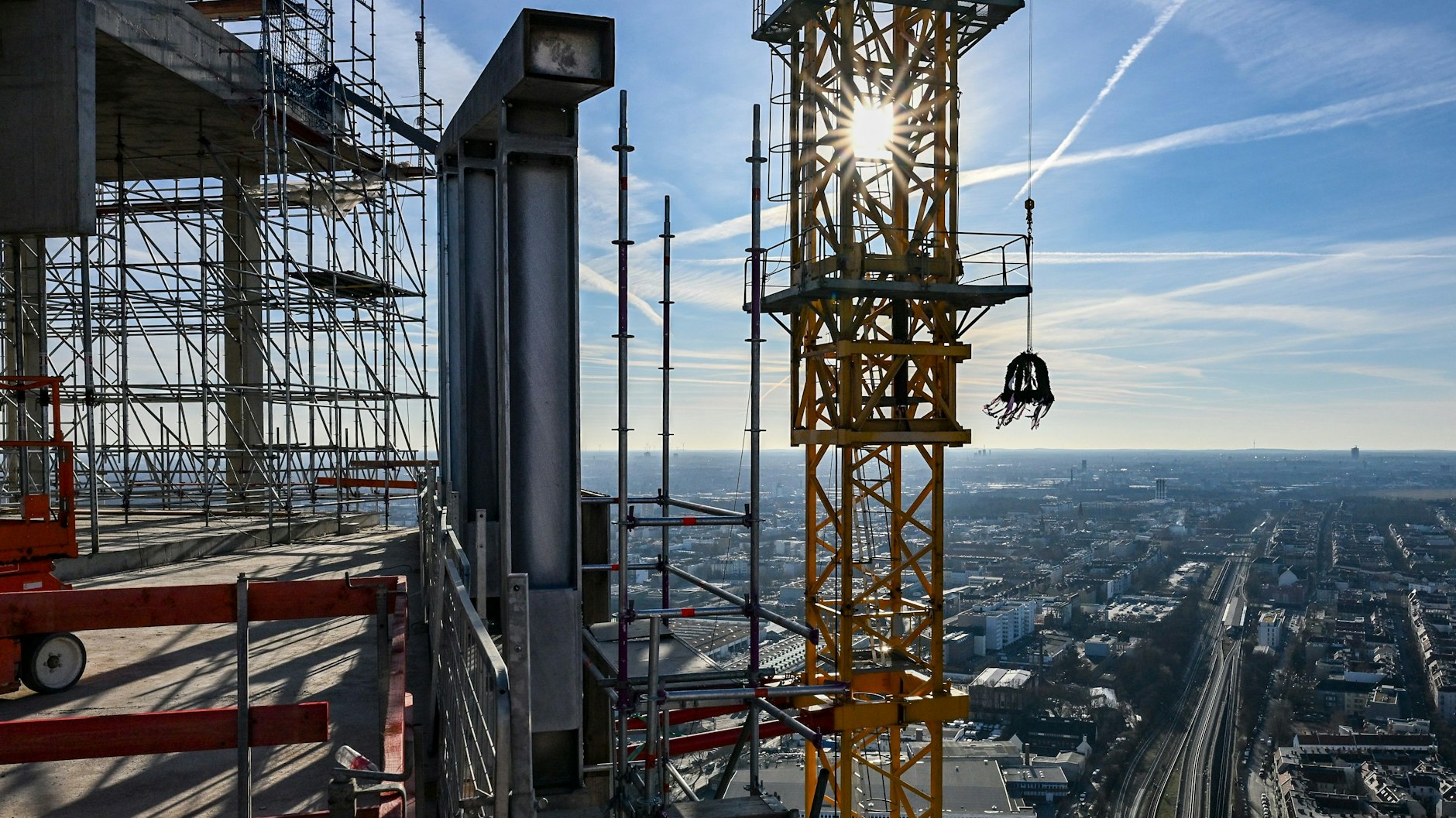 Von der 43. Etage aus ist der Richtkranz für den Estrel-Tower gut zu sehen. Er hängt an einem Kran.